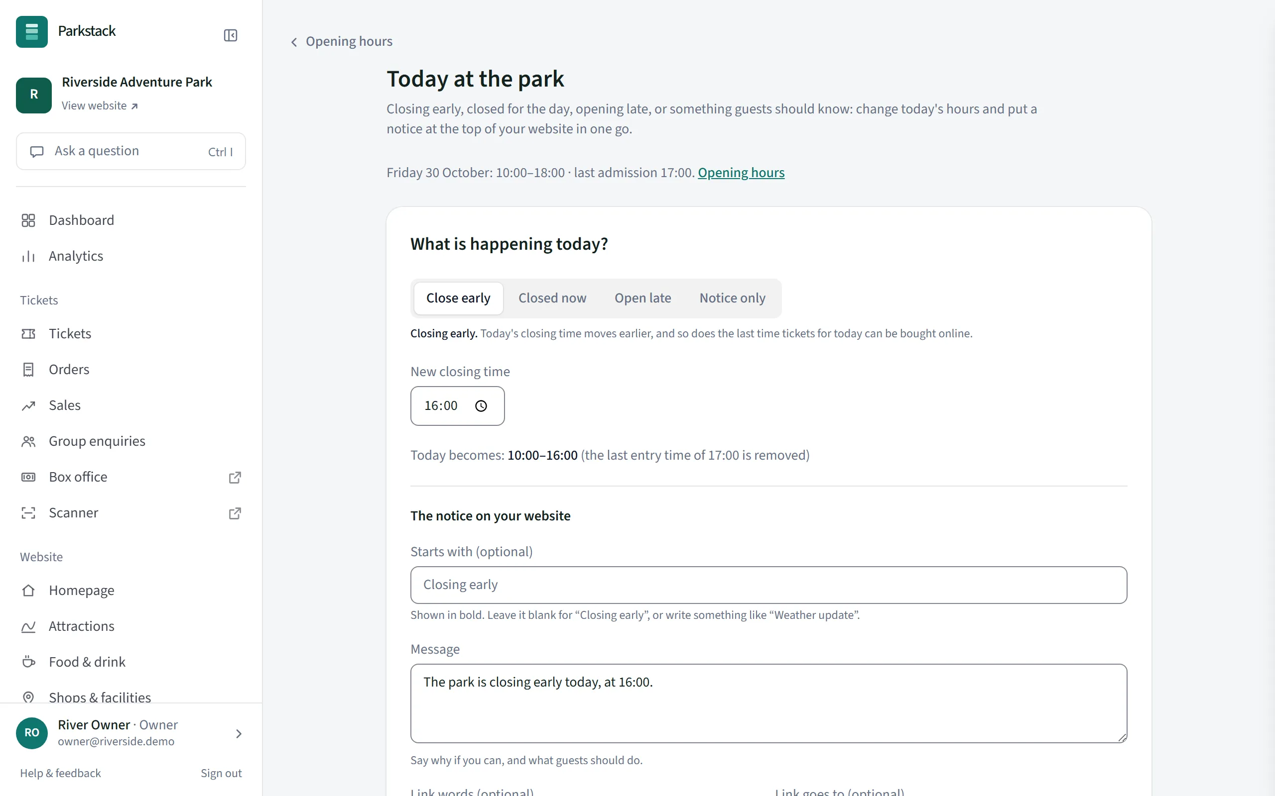 Today at the park in the console: closing early at 16:00, with today’s new hours and the notice that will show at the top of the website.